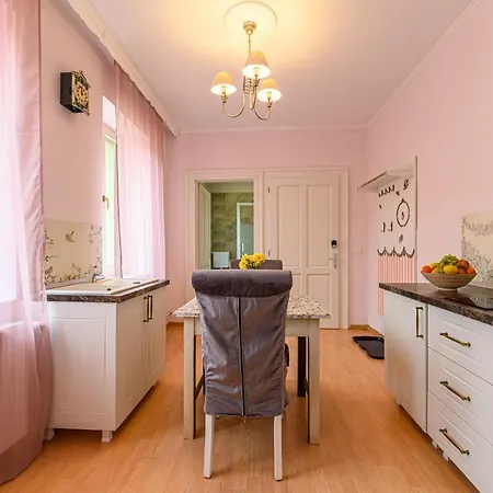 Historical Apartment *